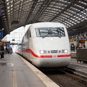 Ein ICE-Zug hält Einfahrt in den Kölner Hauptbahnhof.&nbsp;