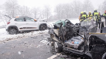 Ein Unfall auf der verschneiten Bundesstraße 507 mit einem schwer beschädigten Auto