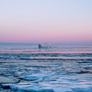 Lucinda Devlins Fotografie Lake Huron zeigt einen Eisberg und Eisschollen auf einem See.&nbsp;