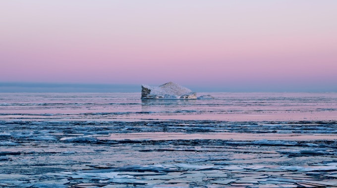 Lucinda Devlins Fotografie Lake Huron zeigt einen Eisberg und Eisschollen auf einem See.&nbsp;