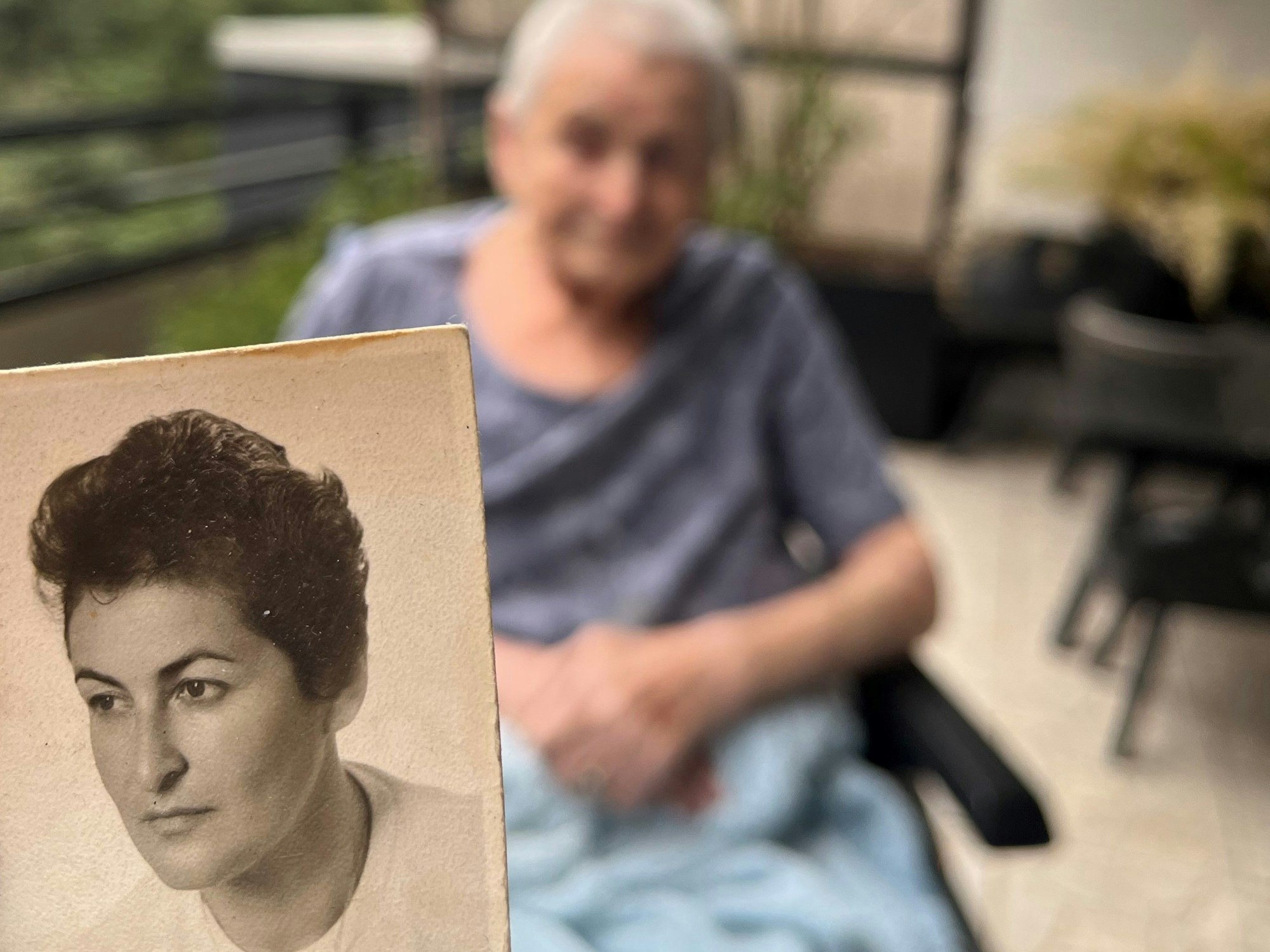 Im Vordergrund ist ein Schwarz-weiß-Foto von Anna Nussbächer als jüngere Frau zu sehen. Im Hintergrund unscharf die 97-Jährige heute.