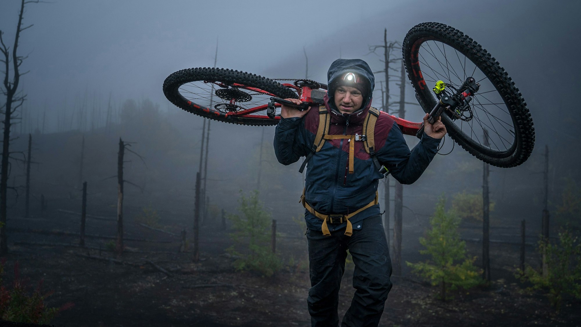 Tobias Woggon mit seinem Mountainbike.