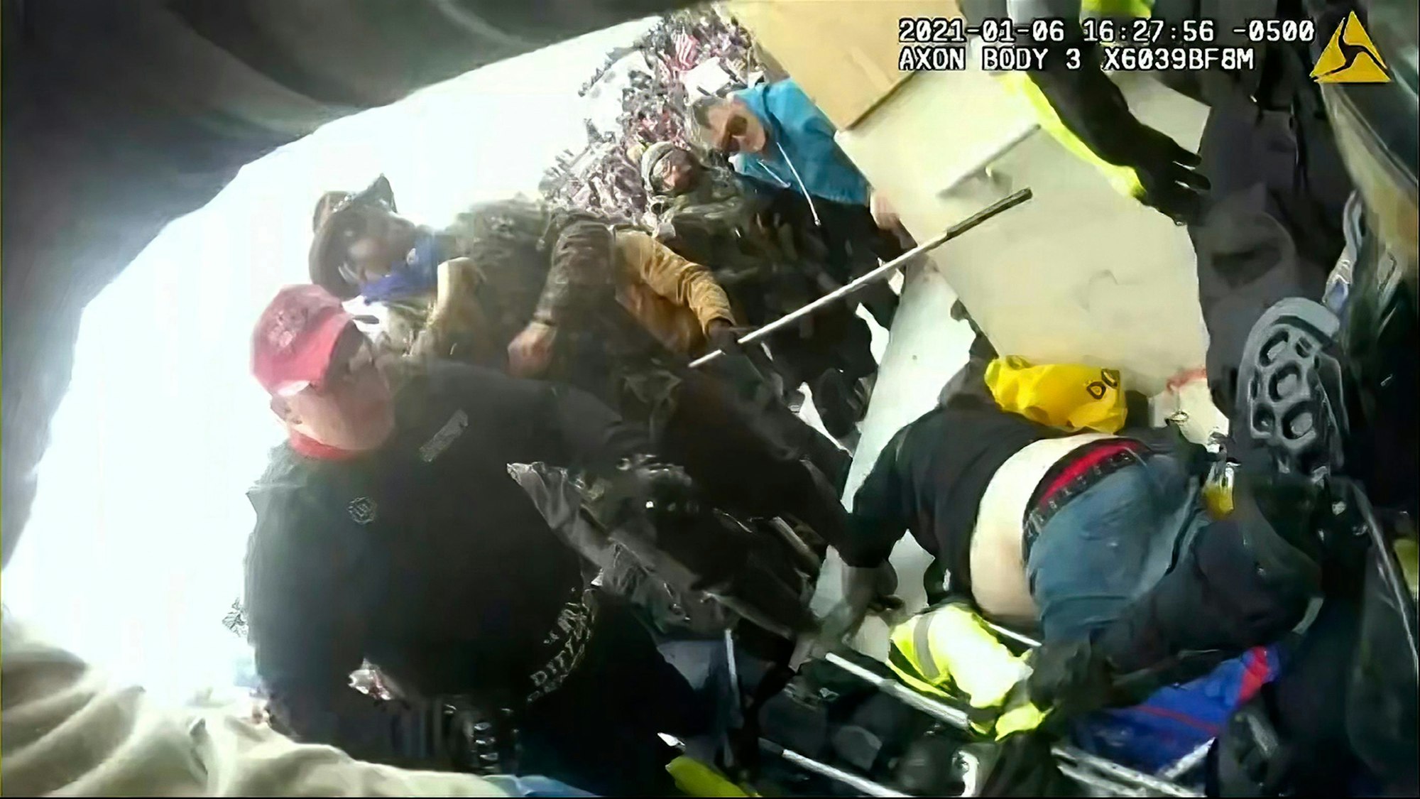 Dieser Ausschnitt aus einem Video, das vom Sonderausschuss des Repräsentantenhauses veröffentlicht wurde, zeigt ein Bild einer von der Polizei getragenen Körperkamera am 6. Januar 2022.