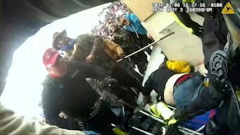 Dieser Ausschnitt aus einem Video, das vom Sonderausschuss des Repräsentantenhauses veröffentlicht wurde, zeigt ein Bild einer von der Polizei getragenen Körperkamera am 6. Januar 2022.