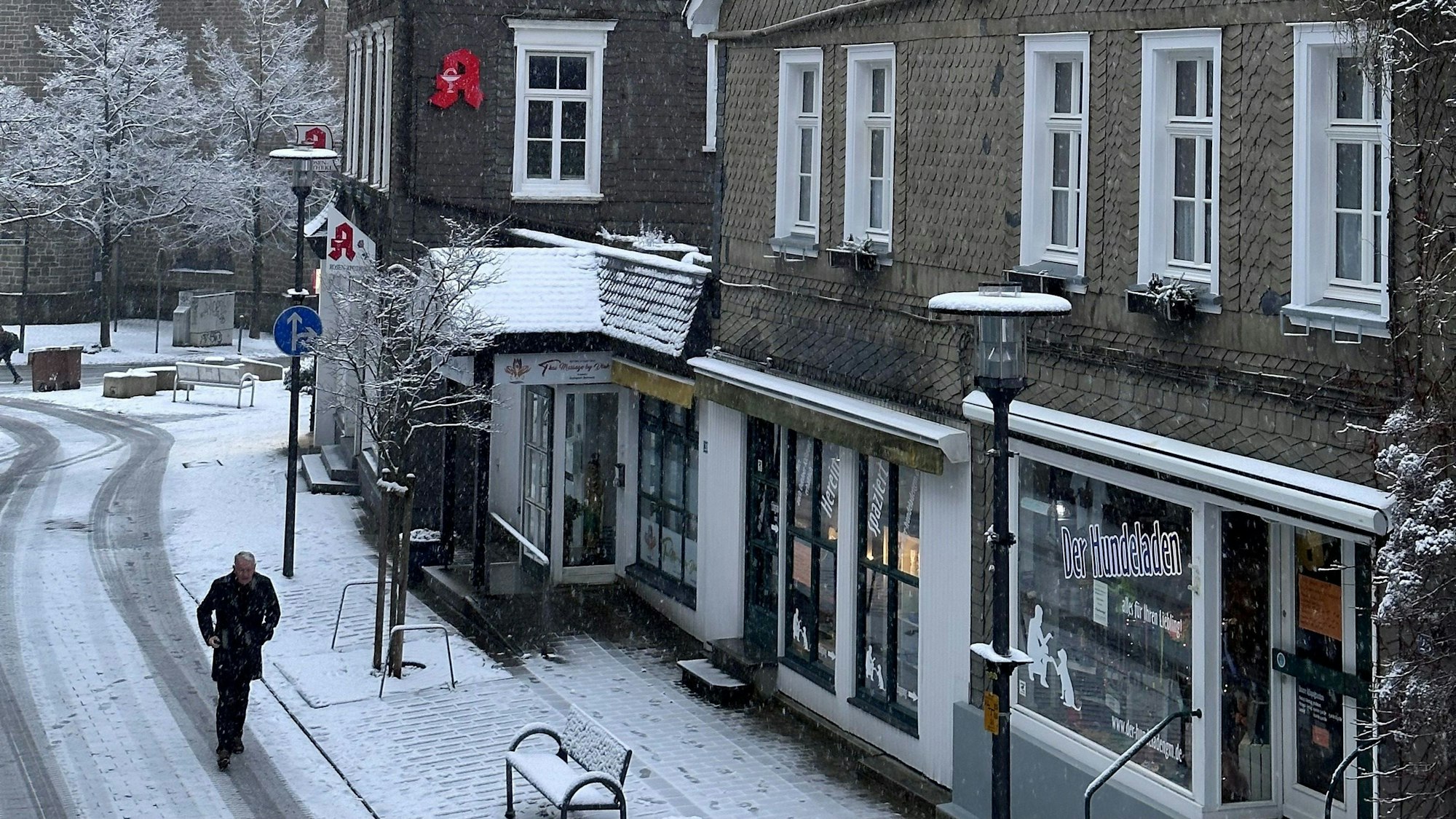 Auf einer Straße liegt etwas Schnee