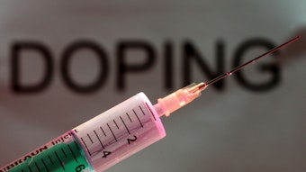Das Symbolfoto zeigt eine Spritze vor dem Wort Doping.