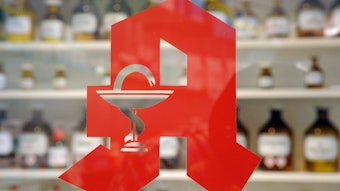 Das Logo an der Tür einer Apotheke. (Symbolbild)