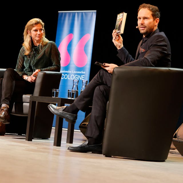 Maja Göpel und Friedemann Karig diskutieren auf der lit.Cologne lebhaft über die Frage, wie sich die Welt noch retten lässt.