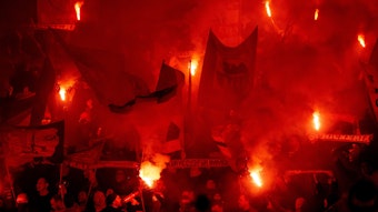 Die Fans von München feuern ihre Mannschaft an und zünden Pyrotechnik