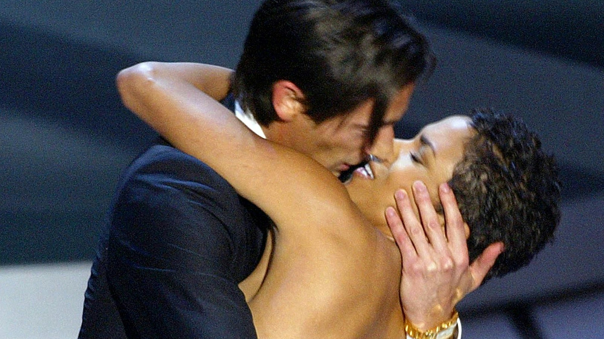 Der Schauspieler Adrien Brody küsst die Moderatorin Halle Berry, als er seinen Oscar für die beste schauspielerische Leistung in einer Hauptrolle entgegennimmt.