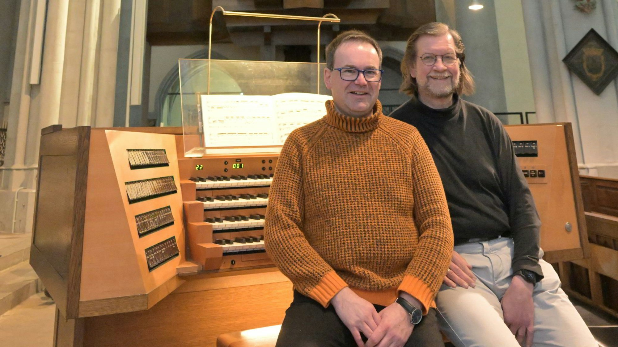 Andreas Meisner (rechts) und Rolf Müller, die Domorganisten der evangelischen und der katholischen Gemeinde in Altenberg sitzen an der Orgel.