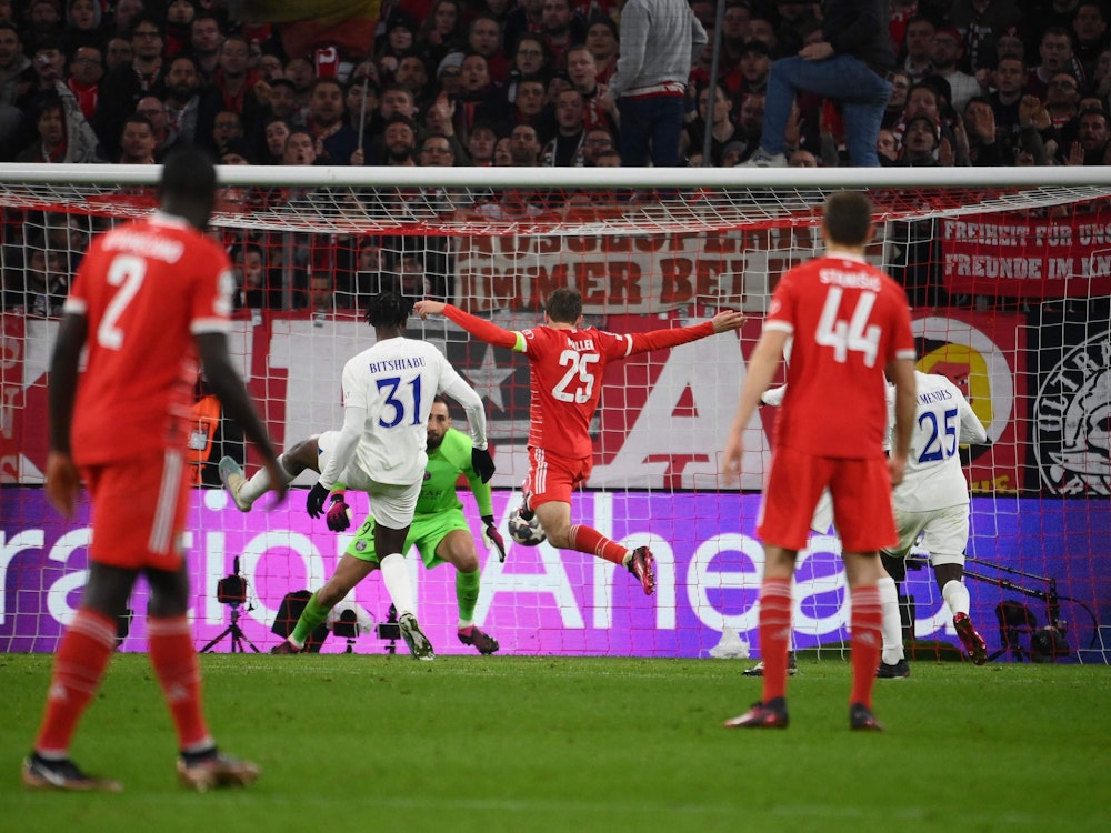 Ein Tor des FC Bayern zählt nicht. Thomas Müller geht in Abseitsstellung mit dem langen Bein zum Ball.