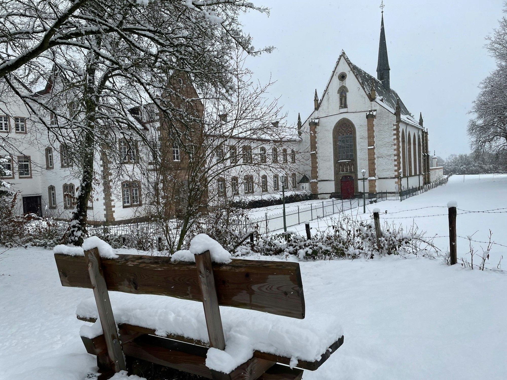Auch die Abtei Mariawald in Heimbach wurde in ein weißes Winterkleid gehüllt.