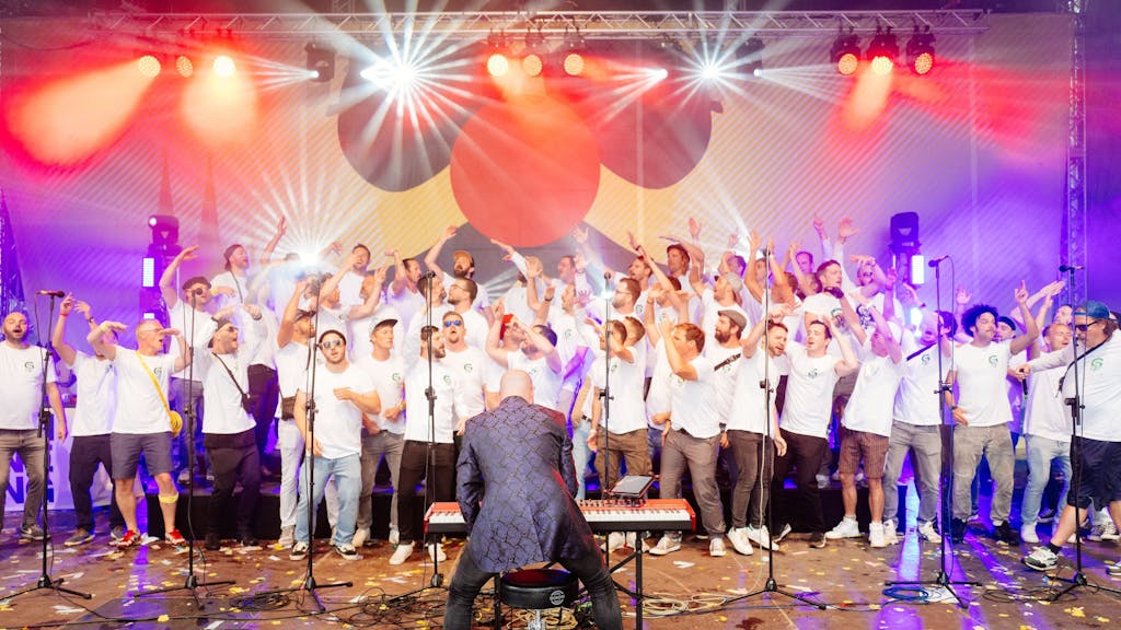 Die Grüngürtelrosen auf der Bühne bei einem Auftritt bei Jeck im Sunnesching 2019.