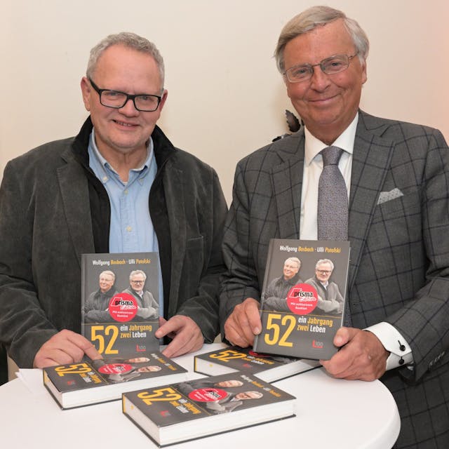 Uli Potofski und Wolfgang Bosbach posieren mit ihrem Buch „52 – ein Jahrgang, zwei Leben“