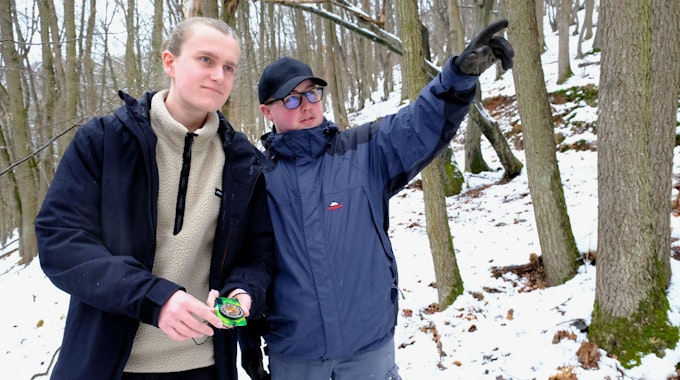 Die Jugendherbergs-Azubis Henri-Leon Kühn (l.) und Bastian Schumacher stellten ihr Natur-Bushcraft-Pauschalangebot in der Eifel vor.