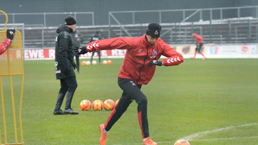 Davie Selke trainiert beim 1. FC Köln Torschüsse.