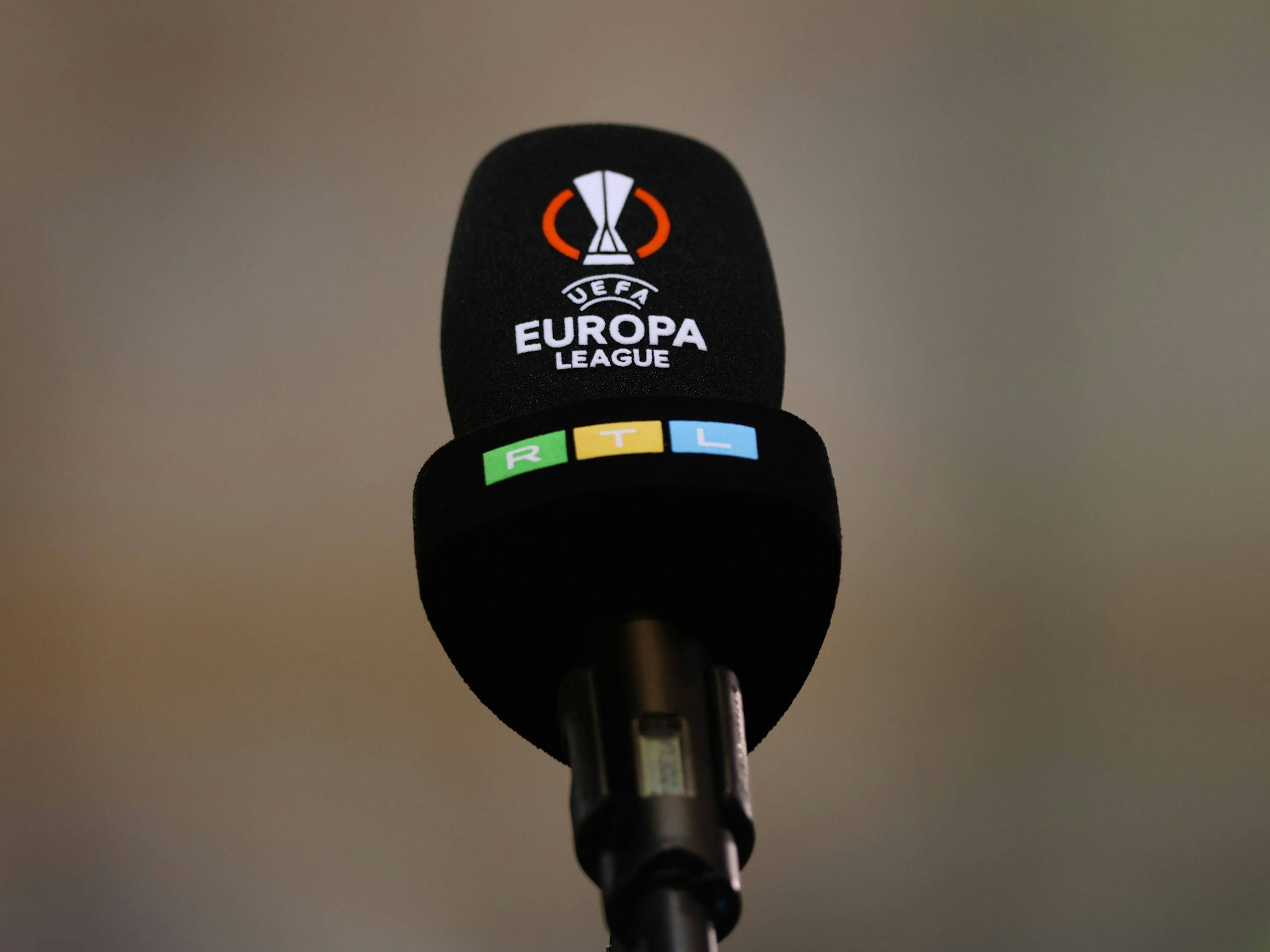 Ein Mikrofon von Sender RTL in der Europa League.