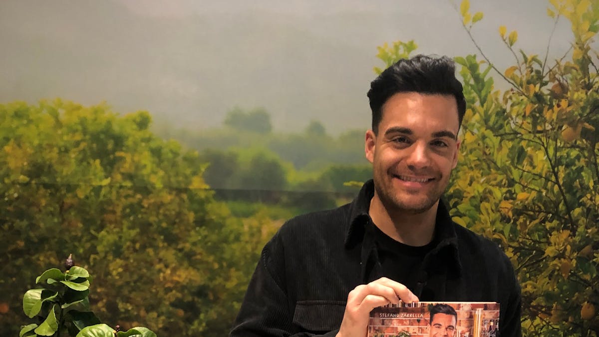 Stefano Zarrella posiert mit seinem ersten eigenen Kochbuch.
