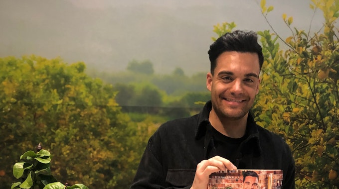 Stefano Zarrella posiert mit seinem ersten eigenen Kochbuch.