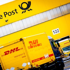 Ein Lastwagen fährt auf das Gelände einer Deutsche-Post-DHL-Niederlassung.&nbsp;