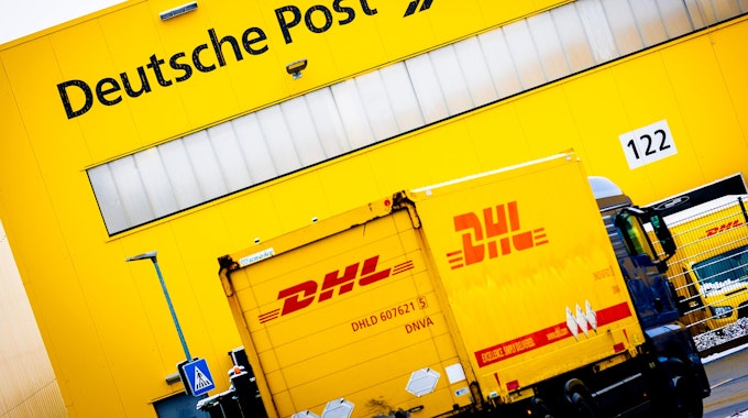 Ein Lastwagen fährt auf das Gelände einer Deutsche-Post-DHL-Niederlassung.&nbsp;