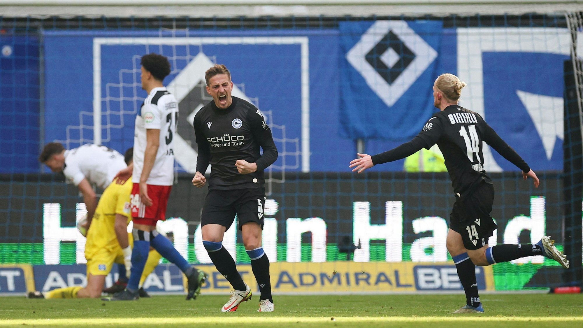 Bielefelds Bastian Oczipka feiert sein Tor zum 1:1.