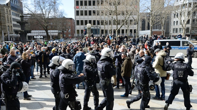Eine nicht angemeldete Demonstration gegen Coronamaßnahmen von Rechten und Hooligans vor dem Kölner Dom am 27. März 2021.