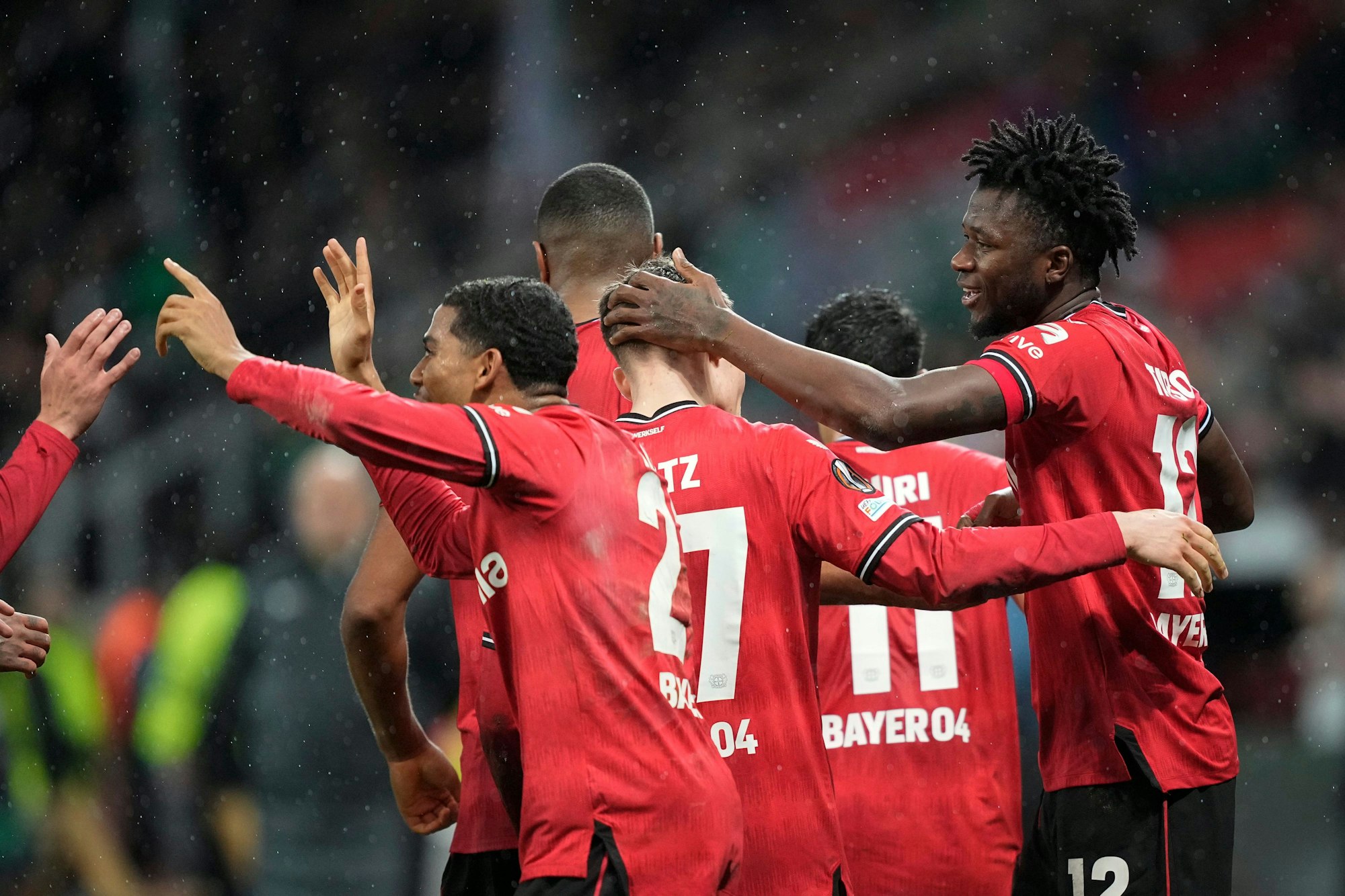 Die Profis von Bayer Leverkusen freuen sich über einen Treffer.