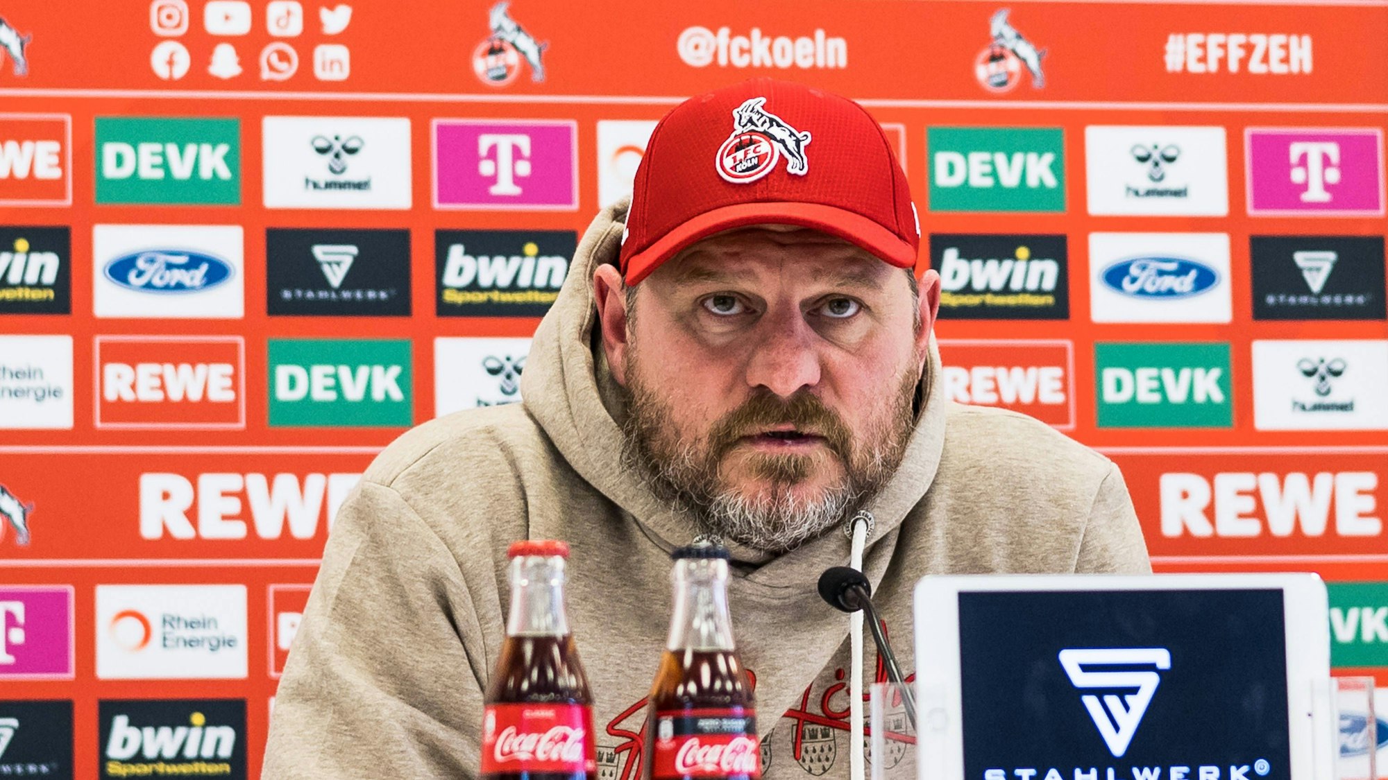FC-Trainer Steffen Baumgart auf der Presskonferenz des 1. FC Köln