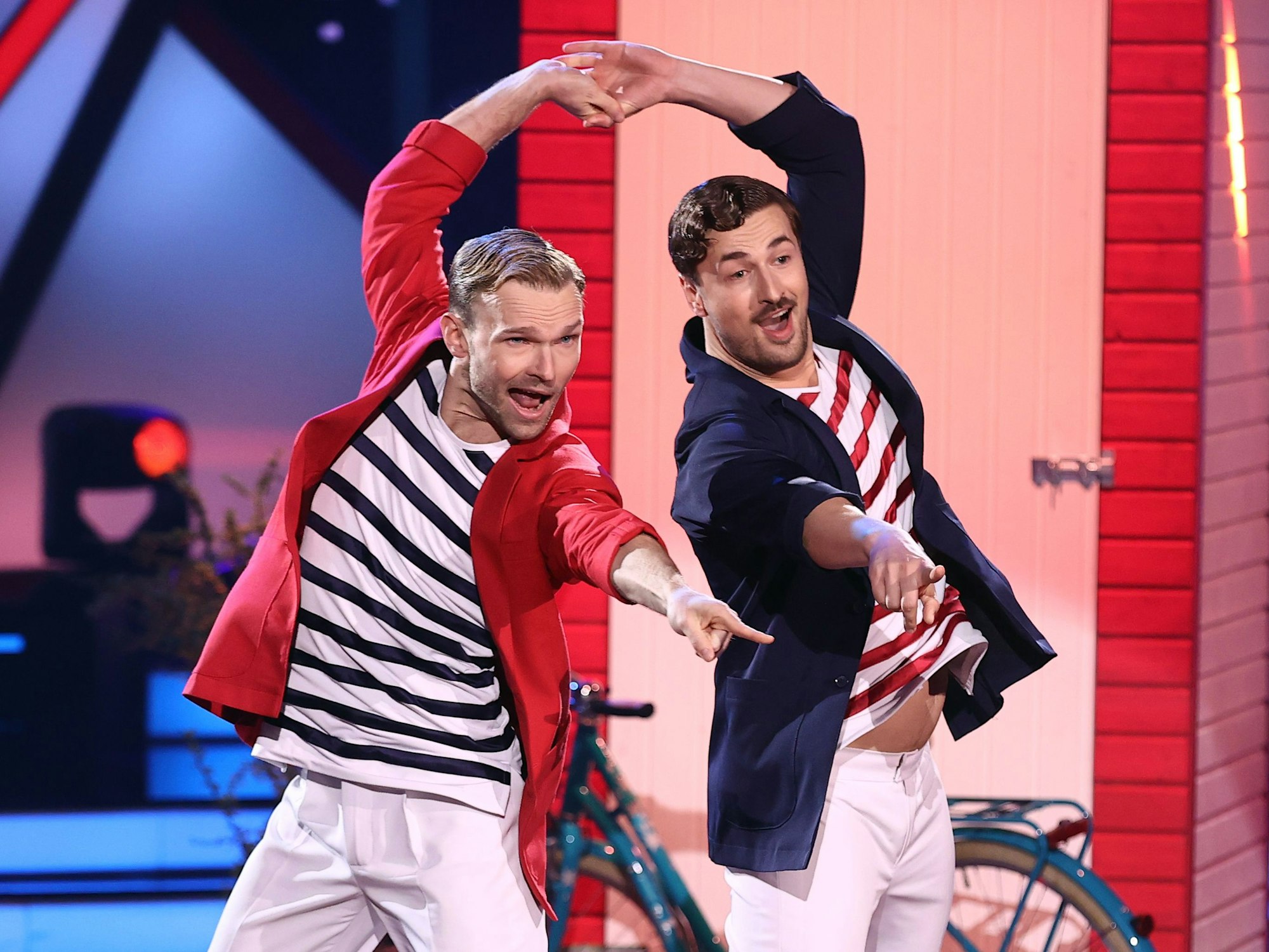 Nicolas Puschmann (r), TV-Star und Vadim Garbuzov, Profitänzer, tanzen am 9. April 2021 in der RTL-Show „Let's Dance“.