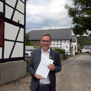 Nettersheims Bürgermeister Norbert Crump präsentiert den Förderbescheid.