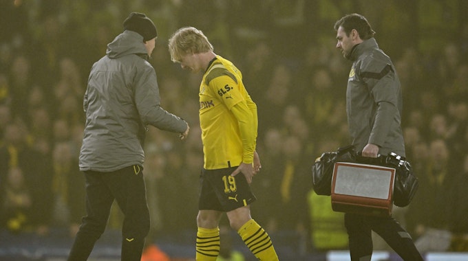 Champions League: FC Chelsea gegen Borussia Dortmund. Julian Brandt geht verletzt vom Platz.