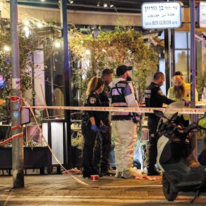 Israelische Ermittler und Sanitäter am Tatort des Anschlags in Tel Aviv.