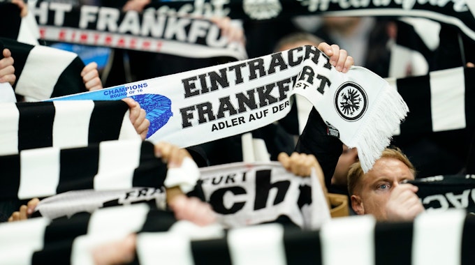 Vor dem Hinspiel gegen Neapel präsentieren Eintracht-Fans am 21. Februar 2023 ihre Schalks.