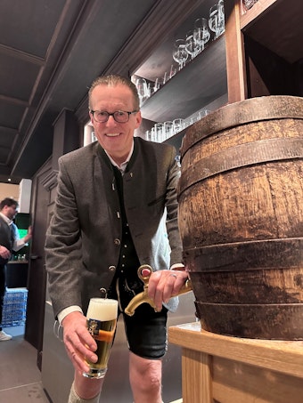 Brauerei-Chef Martin Leibhard zapft ein Bier vom Fass. Er trägt Lederhosen.