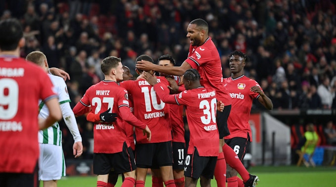 Kerem Demirbay Bayer Leverkusen wir von seinen Teamkollegen nach dem Treffer zum 1:0 gefeiert.