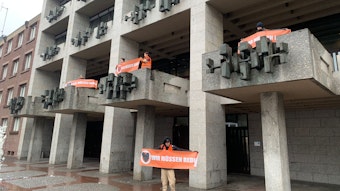 Aktivisten von „Letzte Generation“ stehen am Historischen Rathaus.