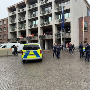 Polizei am Historischen Rathaus in Köln wegen Aktion der Letzten Generation.