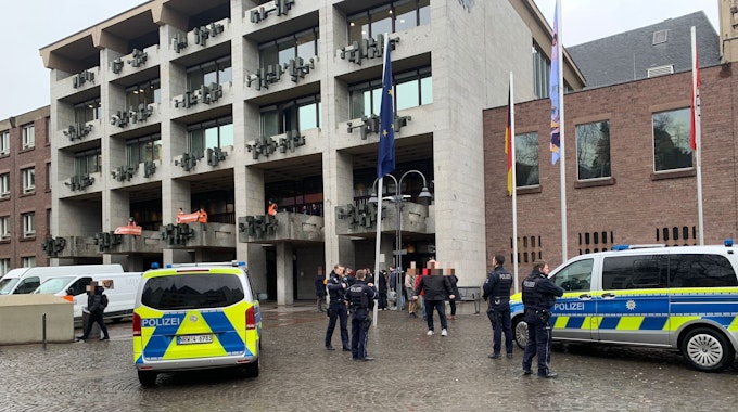 Polizei am Historischen Rathaus in Köln wegen Aktion der Letzten Generation.