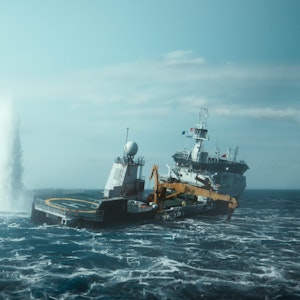 Szene aus der zweiten Folge von „Der Schwarm“: Neben dem Forschungsschiff „Thorvaldson“ schießt eine Wasser-Fontäne hoch, die das Schiff in Schieflage bringt.