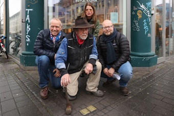 Karl-Uwe Bartels, Katja Müller-Paas und Volker Scholz-Goldenberg posieren mit dem Künstler Gunter Demnig vor seinen neugelegten Stolpersteinen.