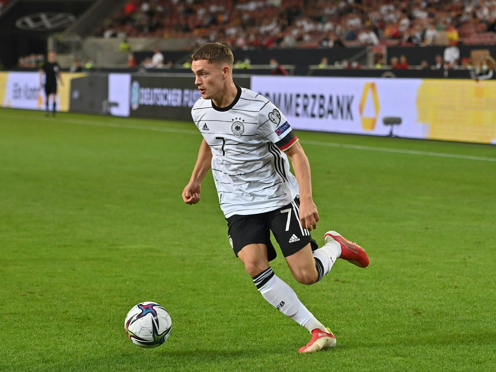 Florian Wirtz für Deutschland am Ball.