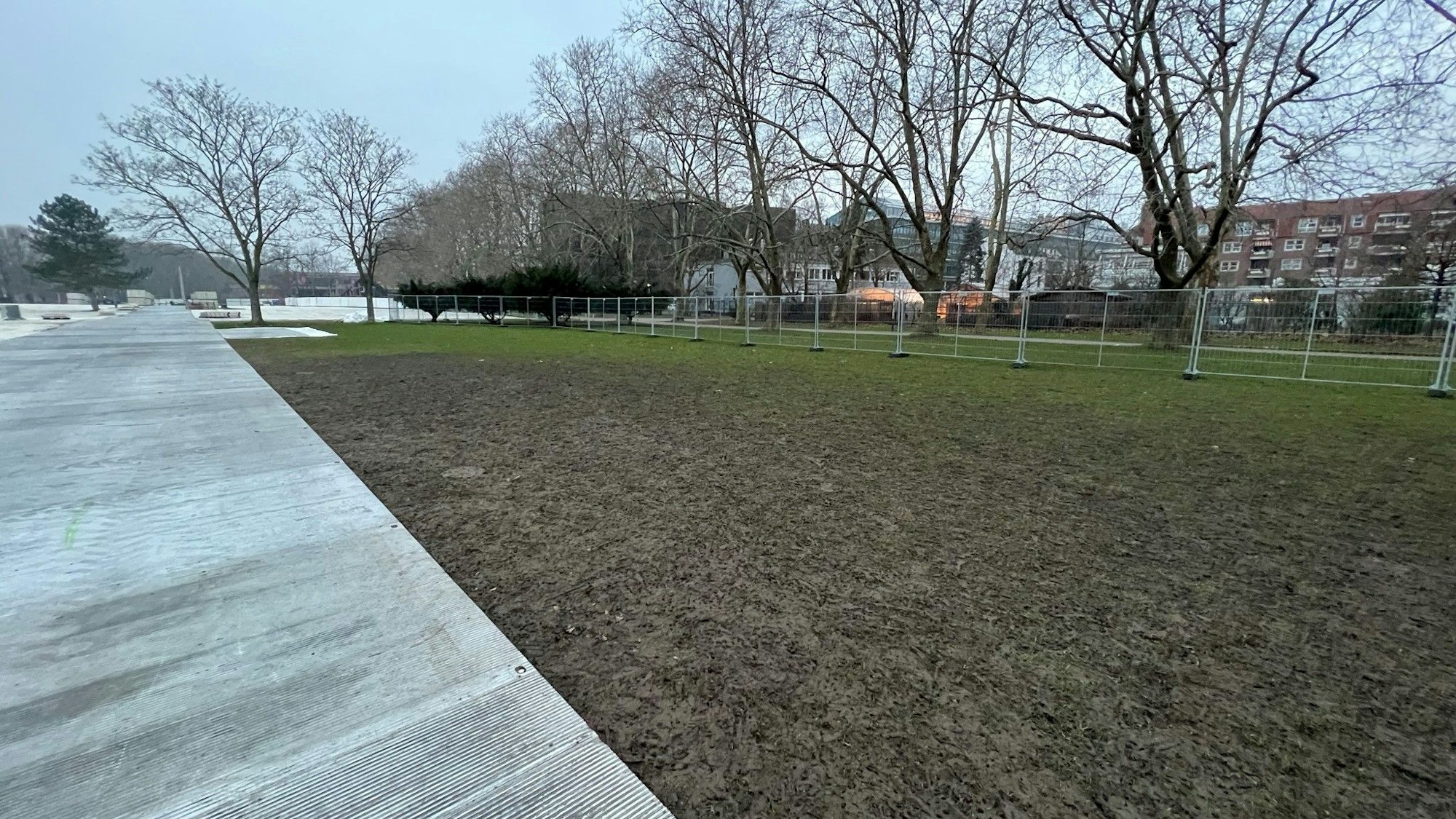 Die Firma eps fotografierte die braune Stelle auf der Uniwiese beim Aufbau. Der fehlende Rasen ist bereits hier zu erkennen.
