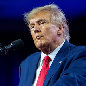 Donald Trump spricht auf der Conservative Political Action Conference «CPAC 2023» im National Harbor. Er trägt einen dunkelblauen Anzug und eine rote Krawatte.