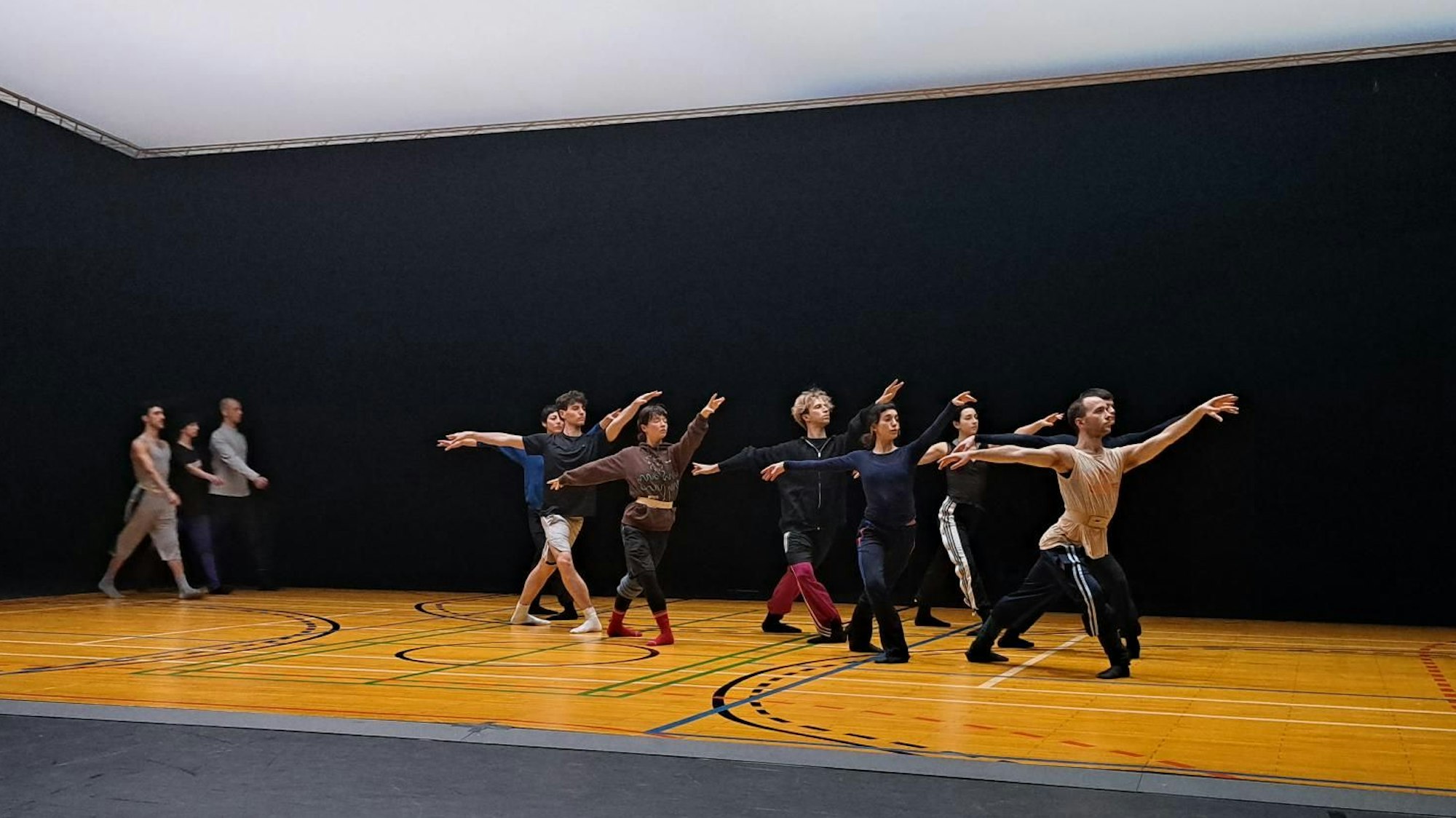 Das Ballet of Dance hat am 8. März 2023 im Rahmen der lit.Cologne zur öffentlichen Probe im Schauspiel Köln eingeladen. Im Anschluss redeten Dramaturg Tobias Staab und Choreograf Richard Siegal über Text im Ballett