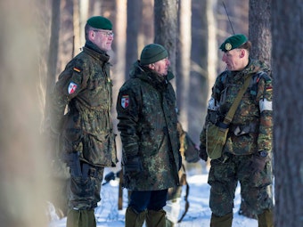 Der deutsche Verteidigungsminister Boris Pistorius (Mitte) mit deutschen Bundeswehrsoldaten des NATO-Bataillons bei einem Besuch am 7. März 2023 auf dem Truppenübungsplatz in Pabrade, etwa 60 Kilometer nördlich der litauischen Hauptstadt Vilnius.