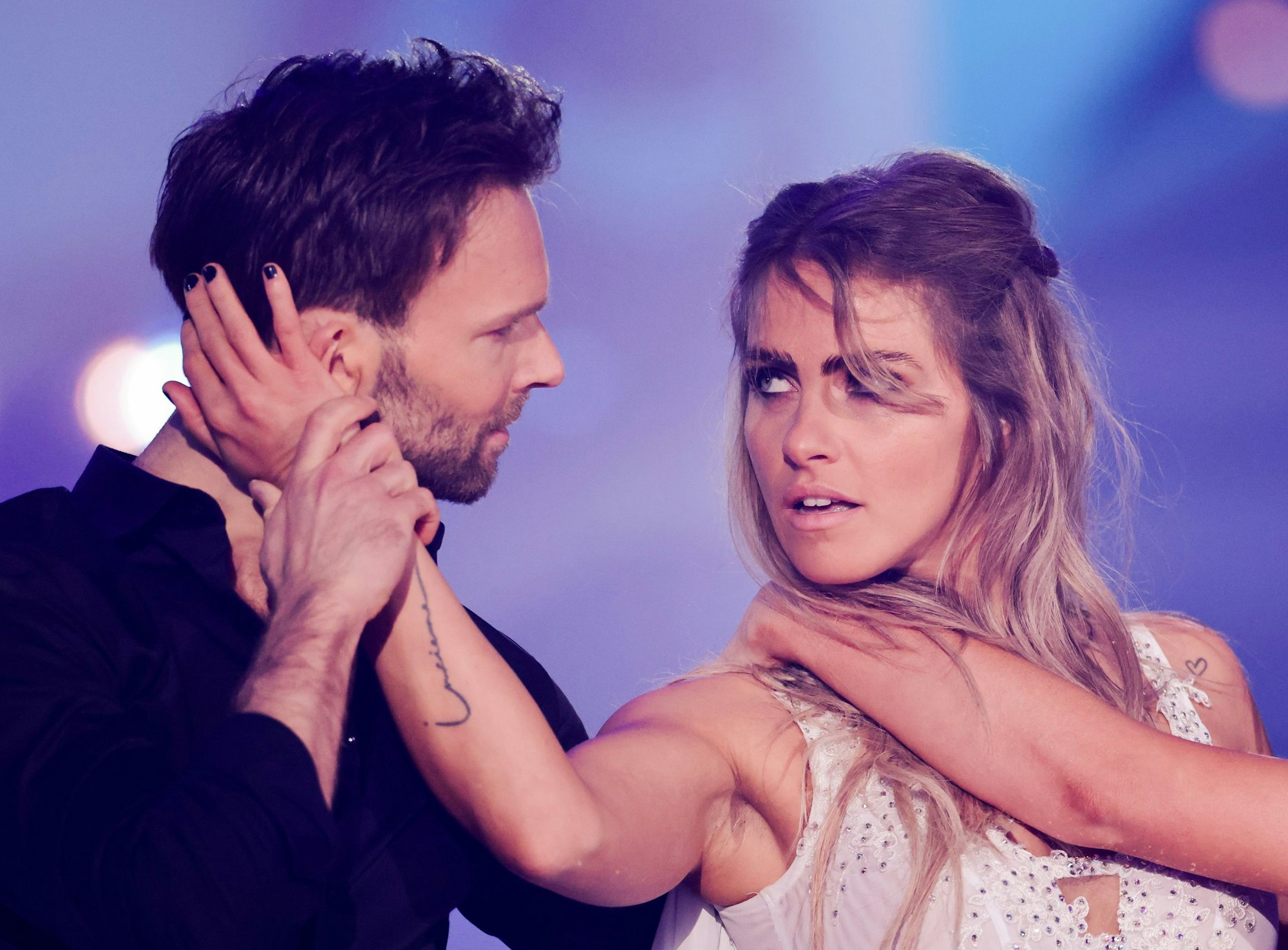 Sarah Mangione, Moderatorin, und Vadim Garbuzov, Profitänzer, tanzen am 6. Mai 2022 in der RTL-Tanzshow „Let's Dance“ im Coloneum.