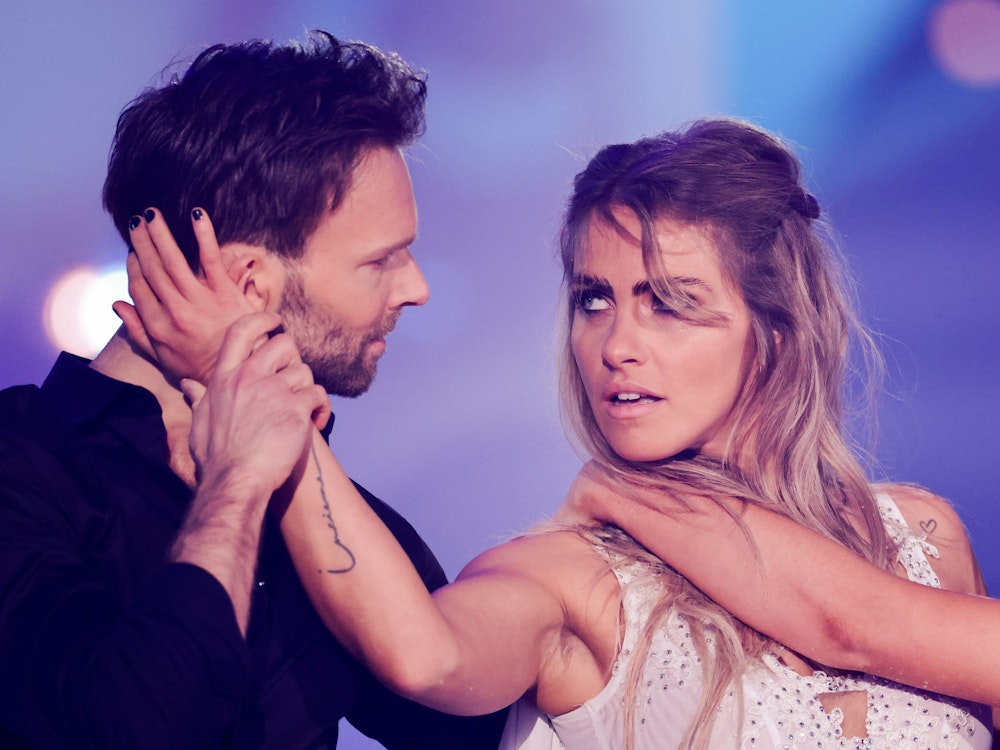 Sarah Mangione, Moderatorin, und Vadim Garbuzov, Profitänzer, tanzen am 6. Mai 2022 in der RTL-Tanzshow „Let's Dance“ im Coloneum.
