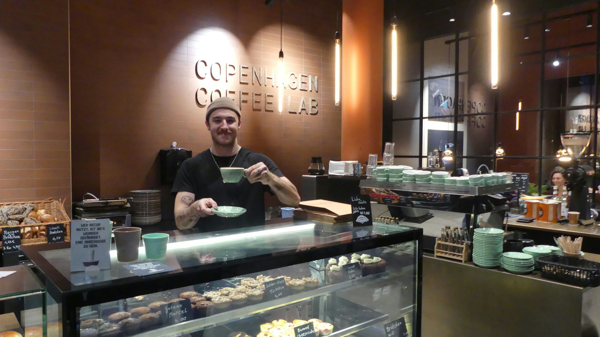 Barista Deniz Özel im Copenhagen Coffee Lab.